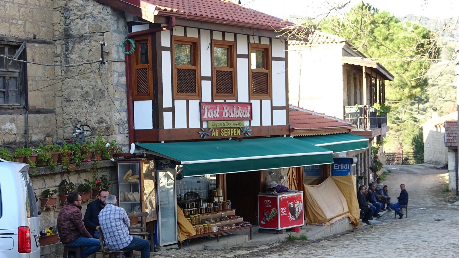 Bu köyde fotoğraf çekmek parayla!