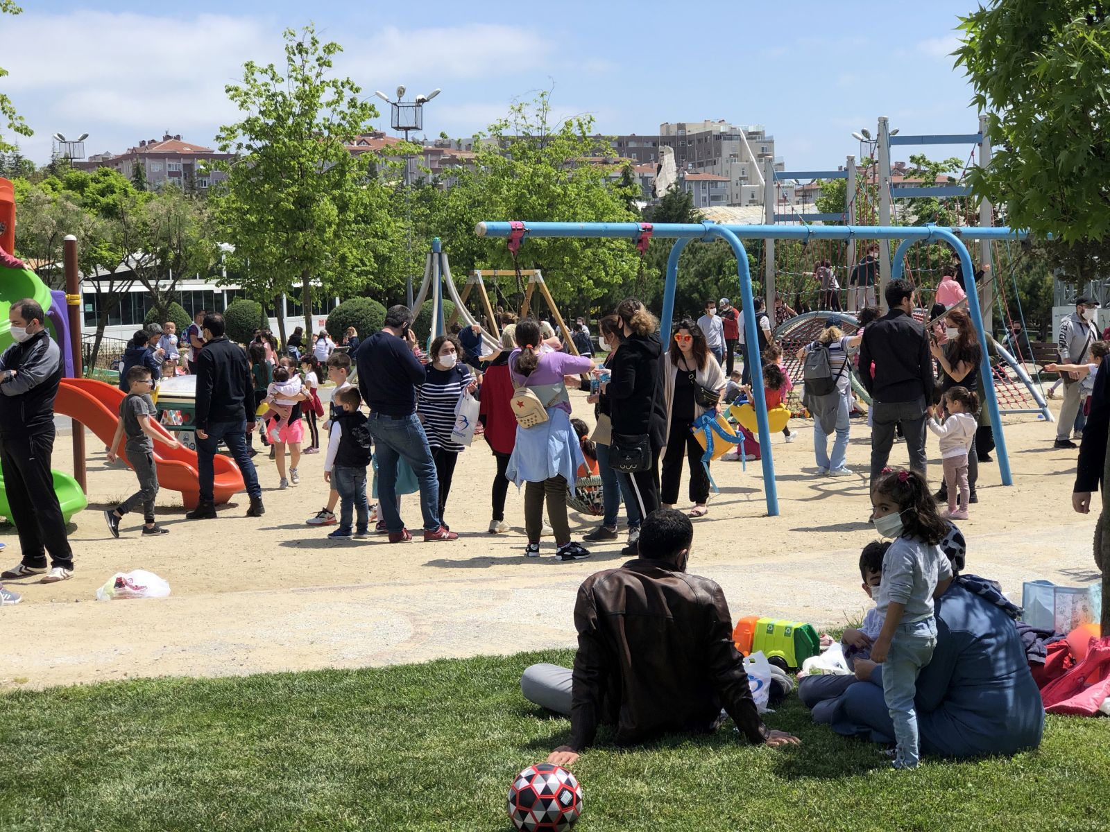 14 yaş altı çocuklar 40 gün sonra dışarı çıktı