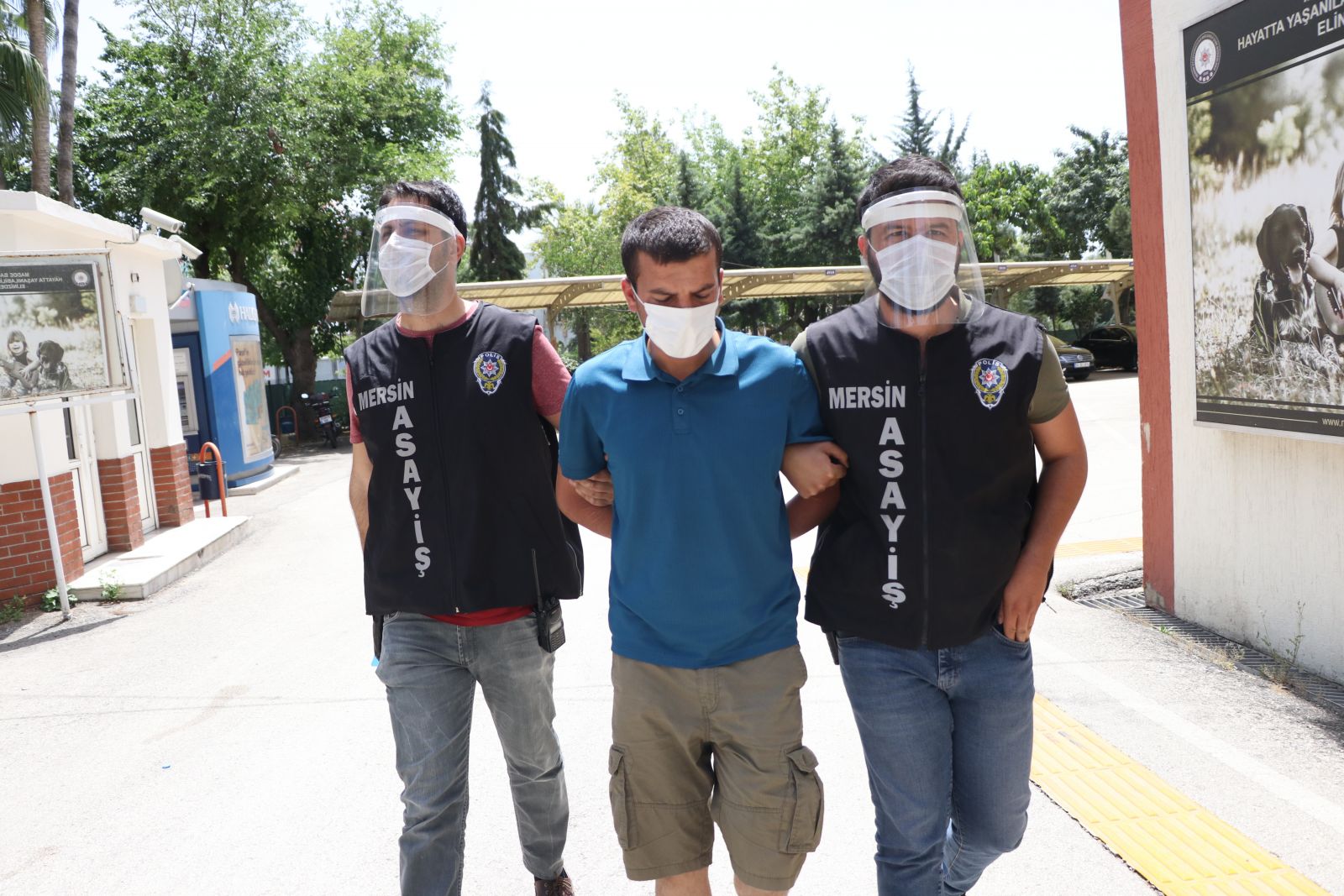 Gündüz vakti yolda yürüyen kadına dehşeti yaşattı!