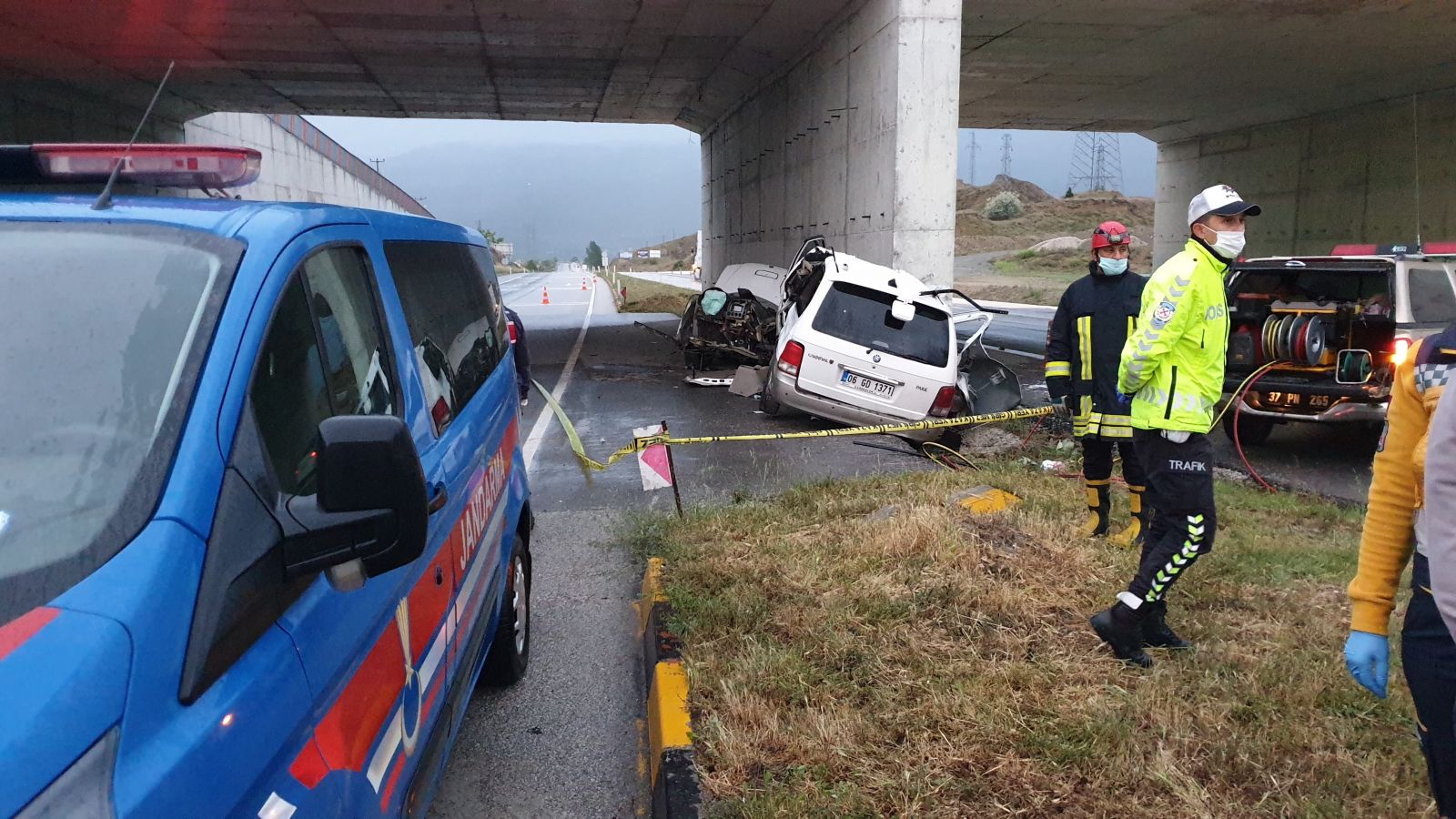 Üst geçidin duvarına çarpan cip ikiye bölündü: 2 ölü, 1 yaralı