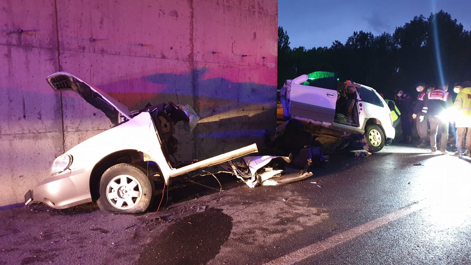 Üst geçidin duvarına çarpan cip ikiye bölündü: 2 ölü, 1 yaralı