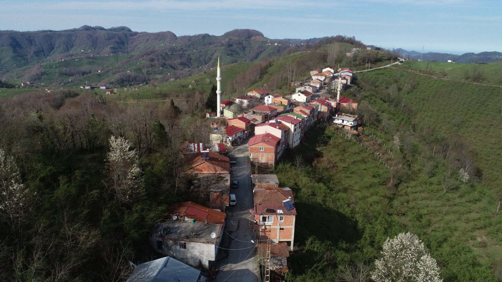 İller arası 5 adım olan mahallede bayramı balkondan balkona kutladılar