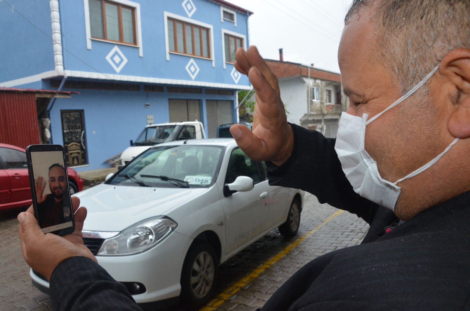 İller arası 5 adım olan mahallede bayramı balkondan balkona kutladılar