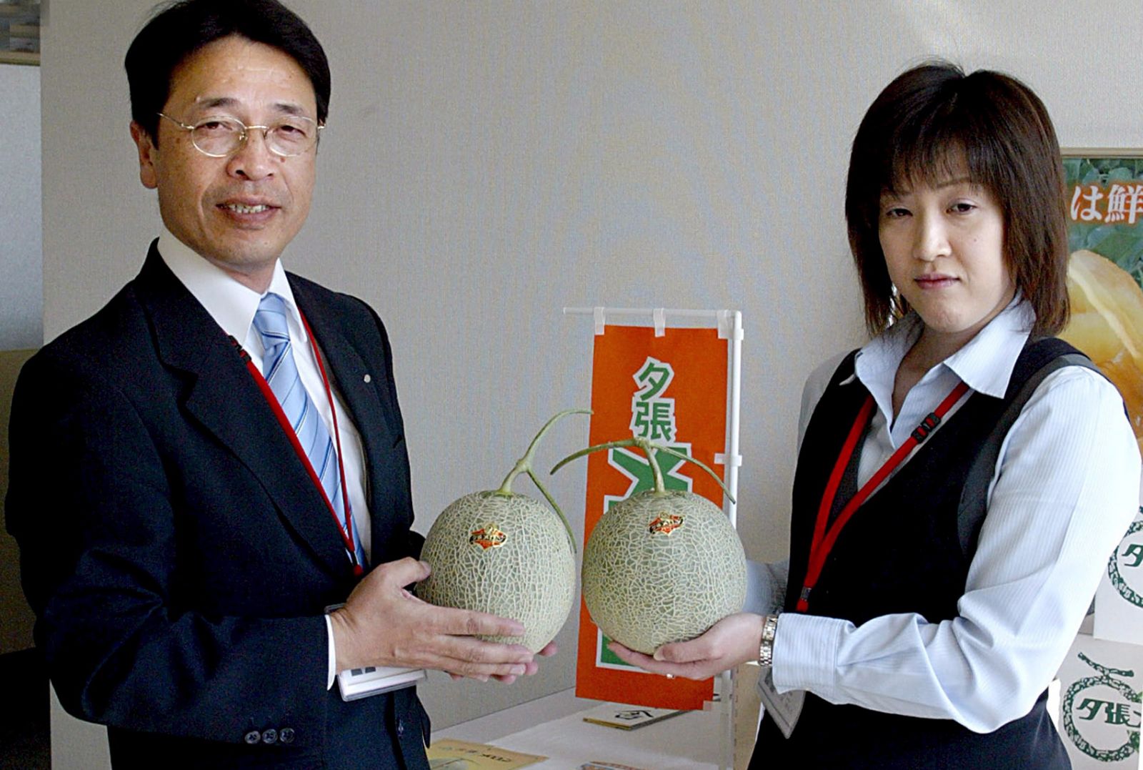 Japonya'da 2 yubari kavunu 7 bin 500 liraya satıldı