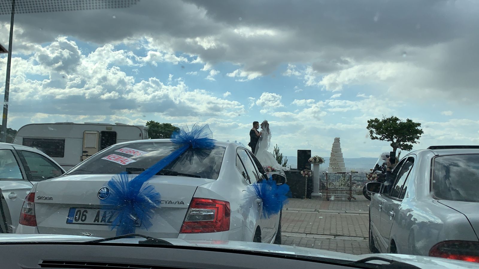 Davetliler otomobilde, gelin ve damat pistte oynadı