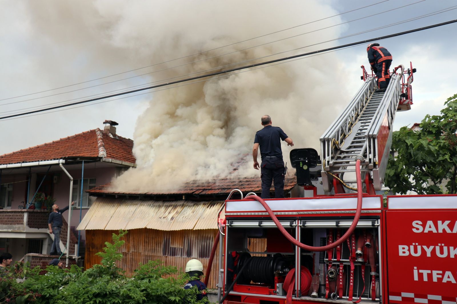 Evlerinin yanışını birbirlerine sarılıp ağlayarak izlediler