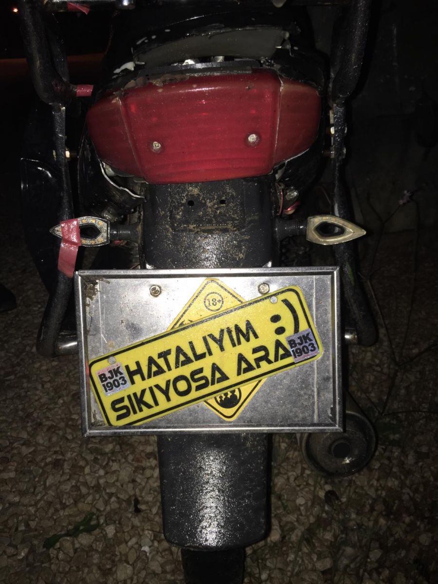 Ehliyetsiz sürücü arkasına 'Hatalıyım sıkıyorsa ara' yazdığı motosikletiyle kaza yaptı Ehliyetsiz sürücü arkasına 'Hatalıyım sıkıyorsa ara' yazdığı motosikletiyle kaza yaptı