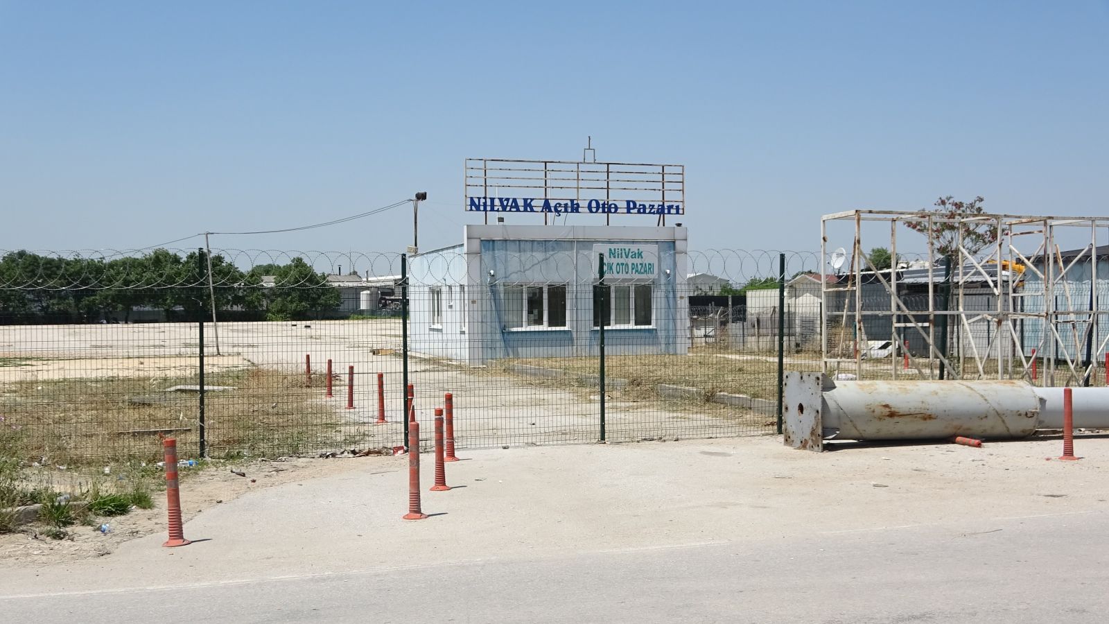 Yasağa rağmen araç satmaya geldiler, ancak kaçacak yer aradılar