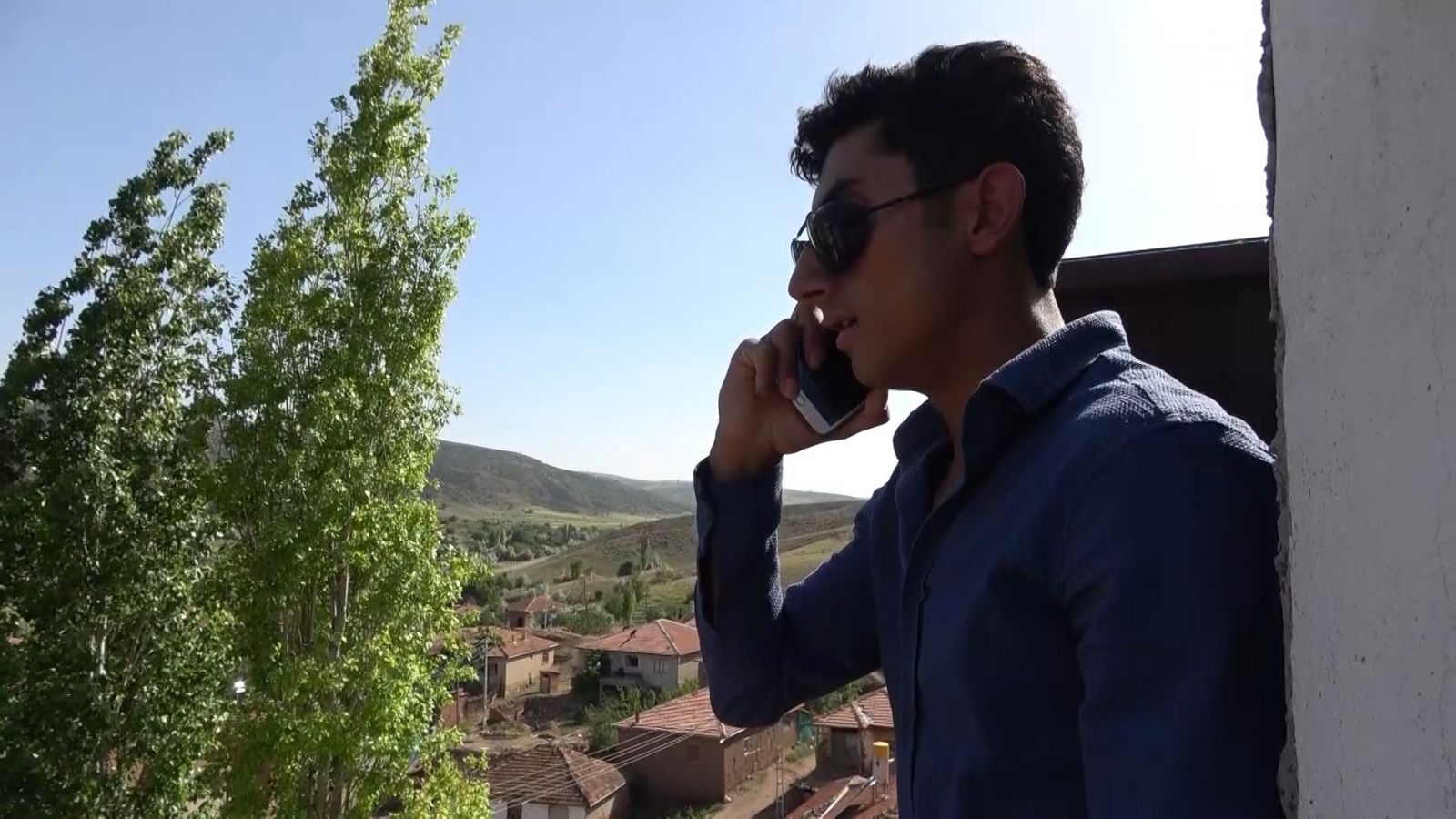 Köylüler telefonla görüşebilmek için minareye ya da dağa çıkıyor Köylüler telefonla görüşebilmek için minareye ya da dağa çıkıyor