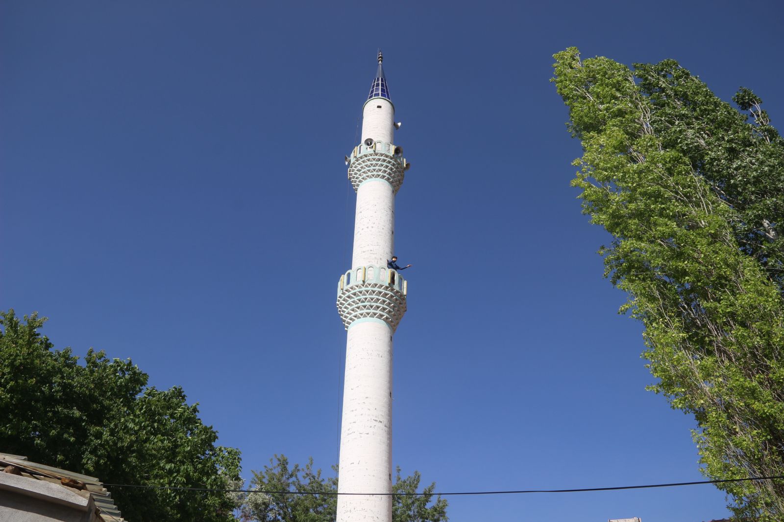 Köylüler telefonla görüşebilmek için minareye ya da dağa çıkıyor Köylüler telefonla görüşebilmek için minareye ya da dağa çıkıyor