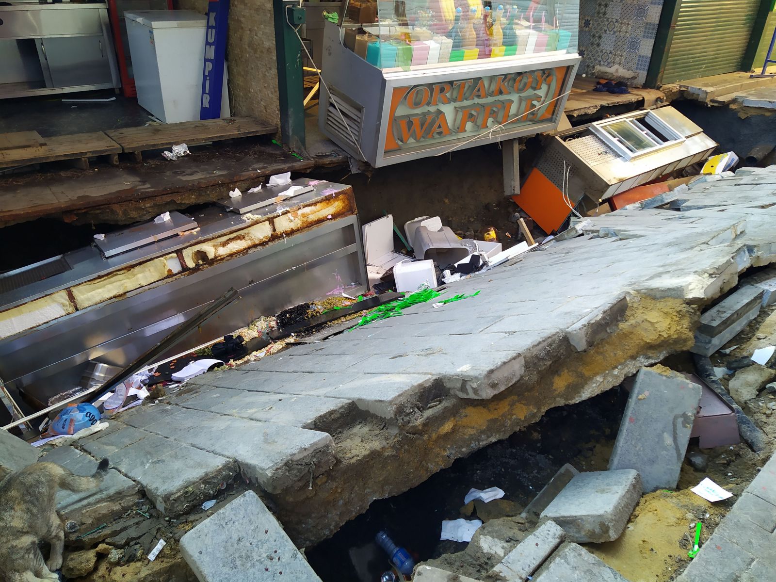 Ortaköy'de kumpircilerin olduğu sokakta çökme