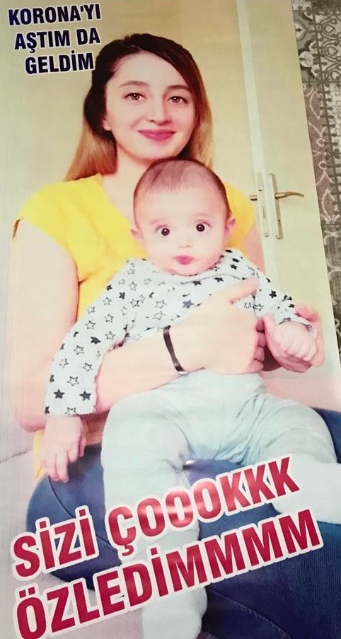 Sağlık çalışanı 4 aydır görmediği ailesine 'Koronayı aştım da geldim' afişi ile gitti