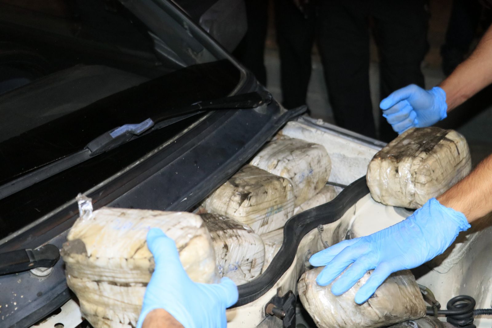 Adana'da 25 kilometrelik kovalamaca! Otomobil lastiklerine ateş ederek aracı durdurdular