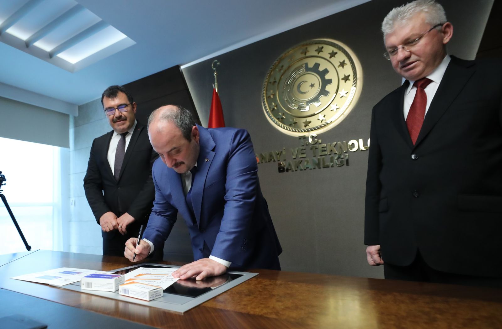 Covid-19'a karşı ilk yerli sentez ilaç görücüye çıktı