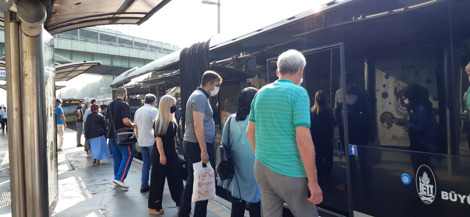 Metrobüs duraklarında endişe verici görüntüler