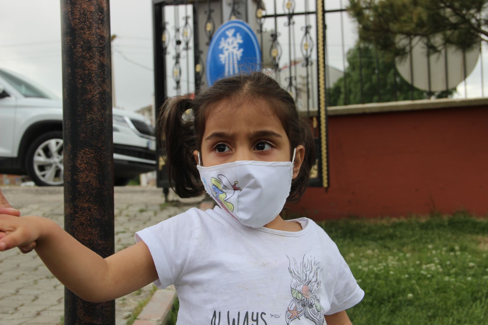 Çocuklar bu maskeleri takmak için sıraya giriyor