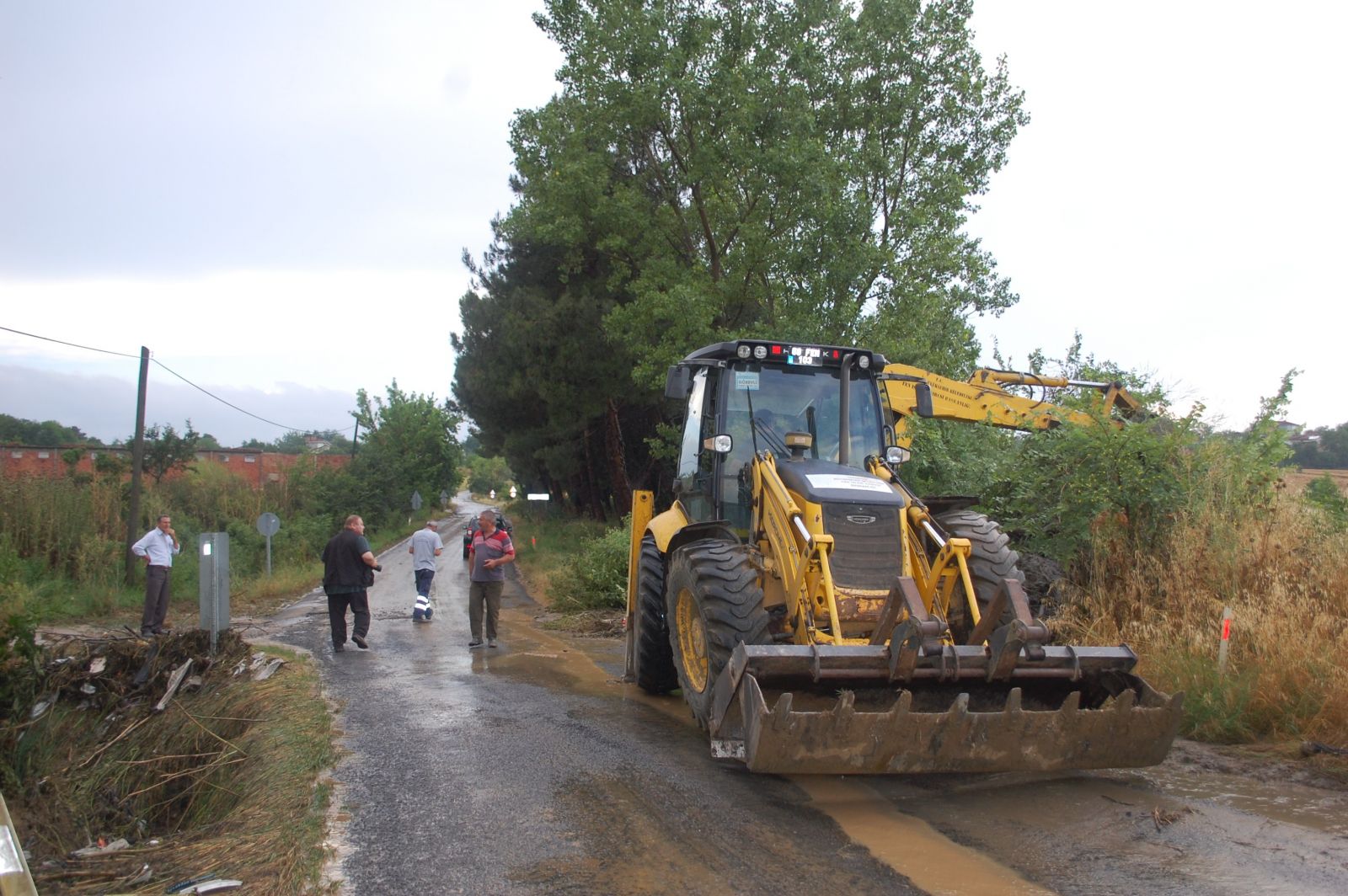 Tekirdağ'da dere taştı, yollar bataklığa döndü