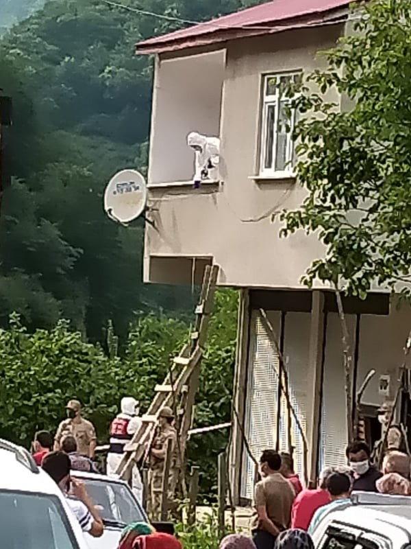 Eşini uyurken bıçaklayarak öldürüp intihar etti