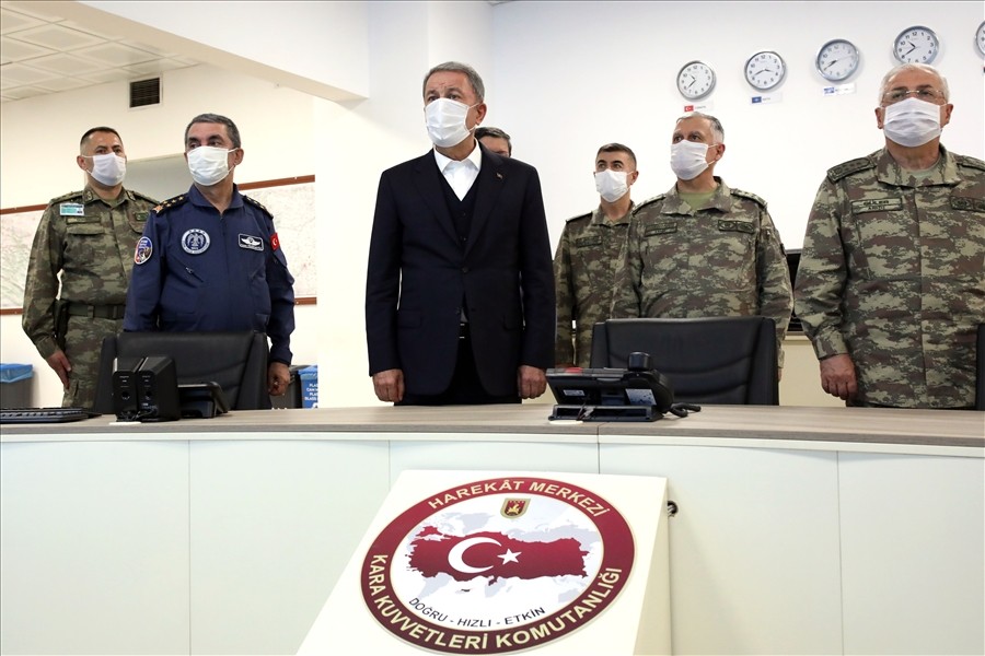 Bakan Akar ve komutanlardan yoğun mesai