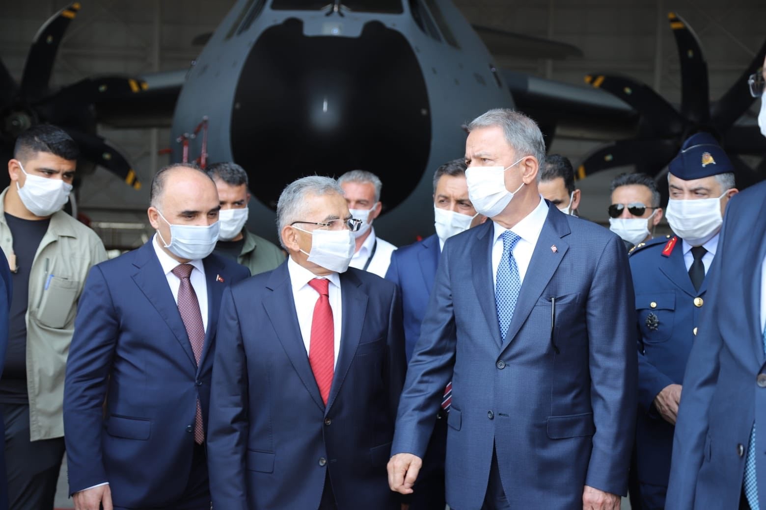 'Uçan Kale'nin kokpitinde üç bakan