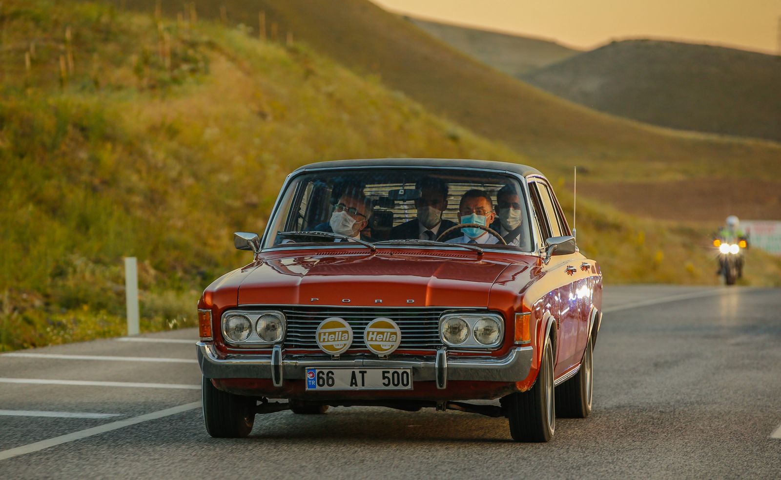 Cumhurbaşkanı Yardımcısı Fuat Oktay klasik otomobil kullandı