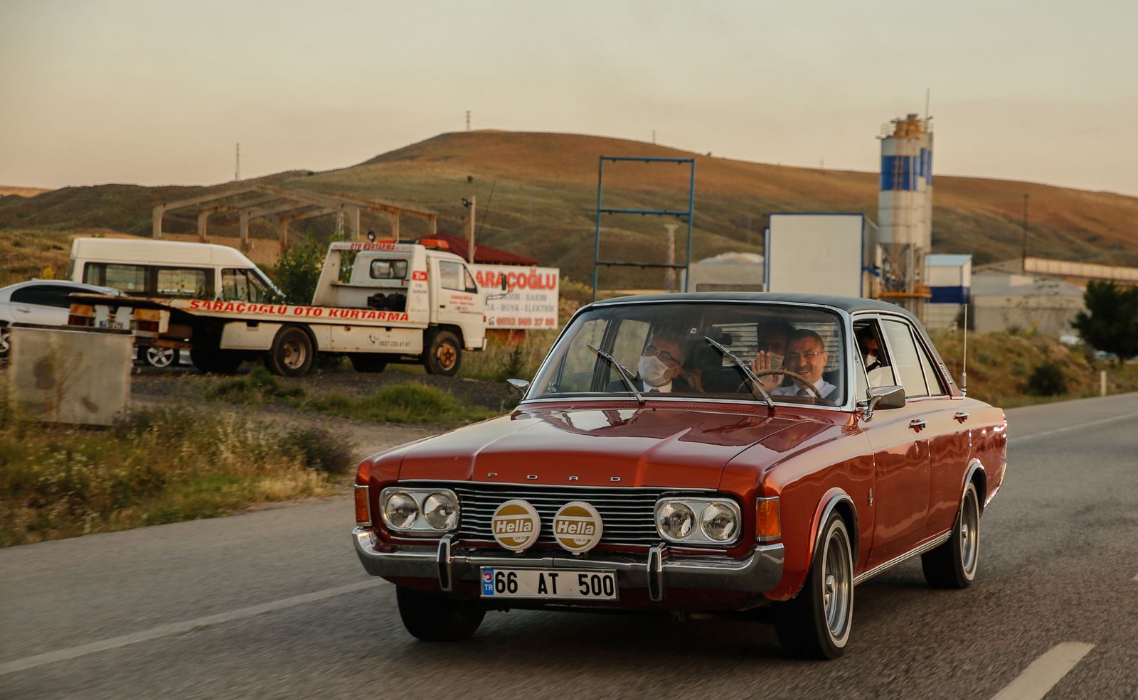 Cumhurbaşkanı Yardımcısı Fuat Oktay klasik otomobil kullandı