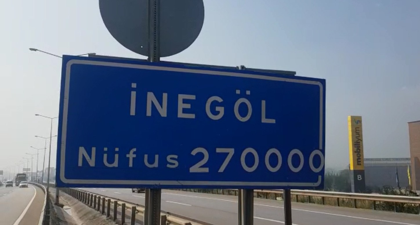 Bu ilçedeki nüfus tabelaları görenleri şaşırtıyor