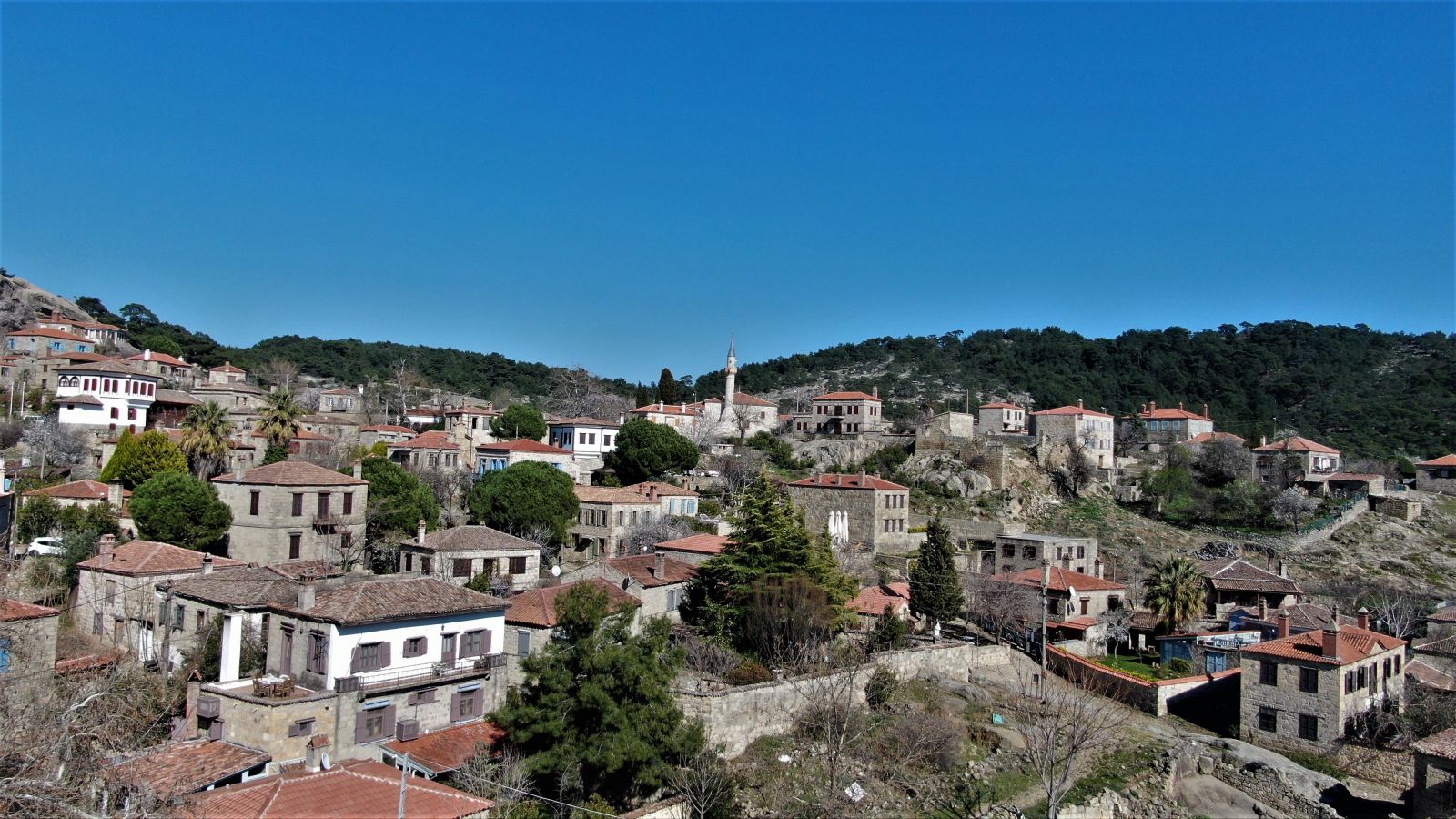 Taş evleri ve tabiî güzellikleriyle dikkat çekiyor! 50 haneli köy, yılda 200 bin ziyaretçi ağırlıyor