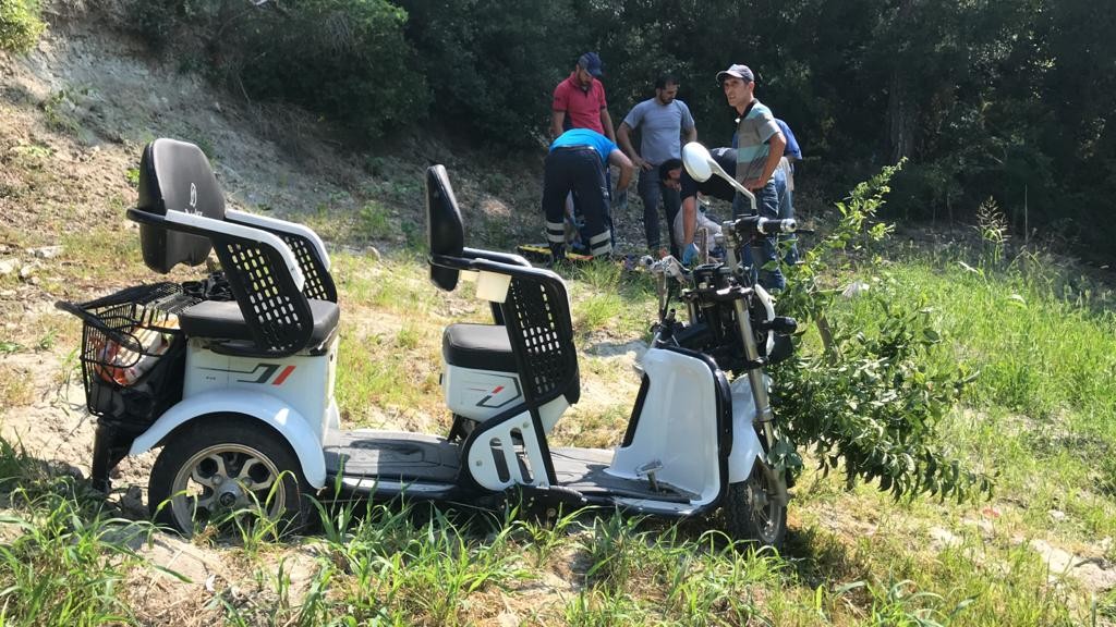 Elektrikli bisiklet kullanan Feride nine, 3 torunu ile birlikte uçuruma yuvarlandı