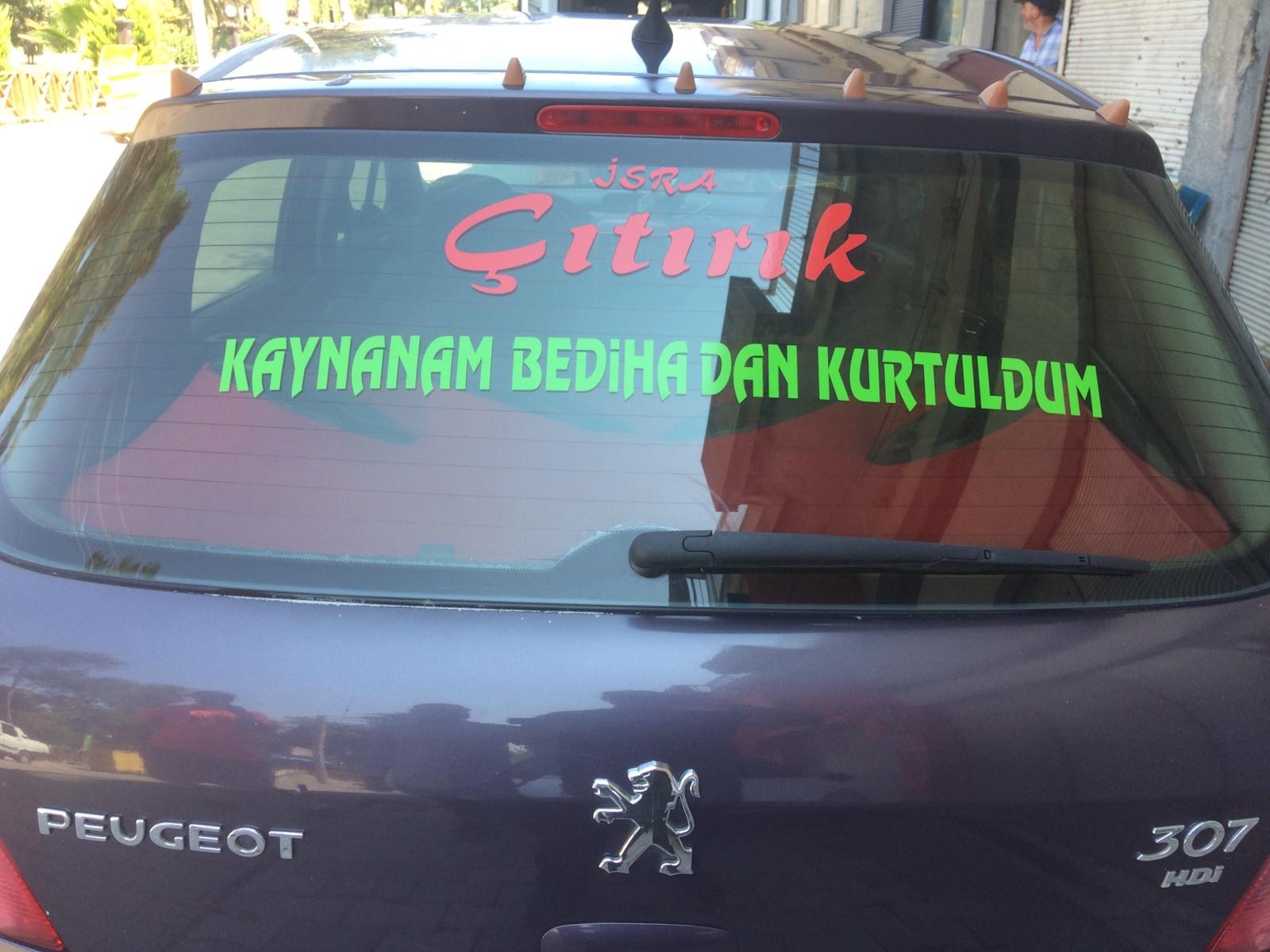 Eşinden ayrıldı, otomobiline 'Kaynanam Bediha’dan kurtuldum' yazdırdı