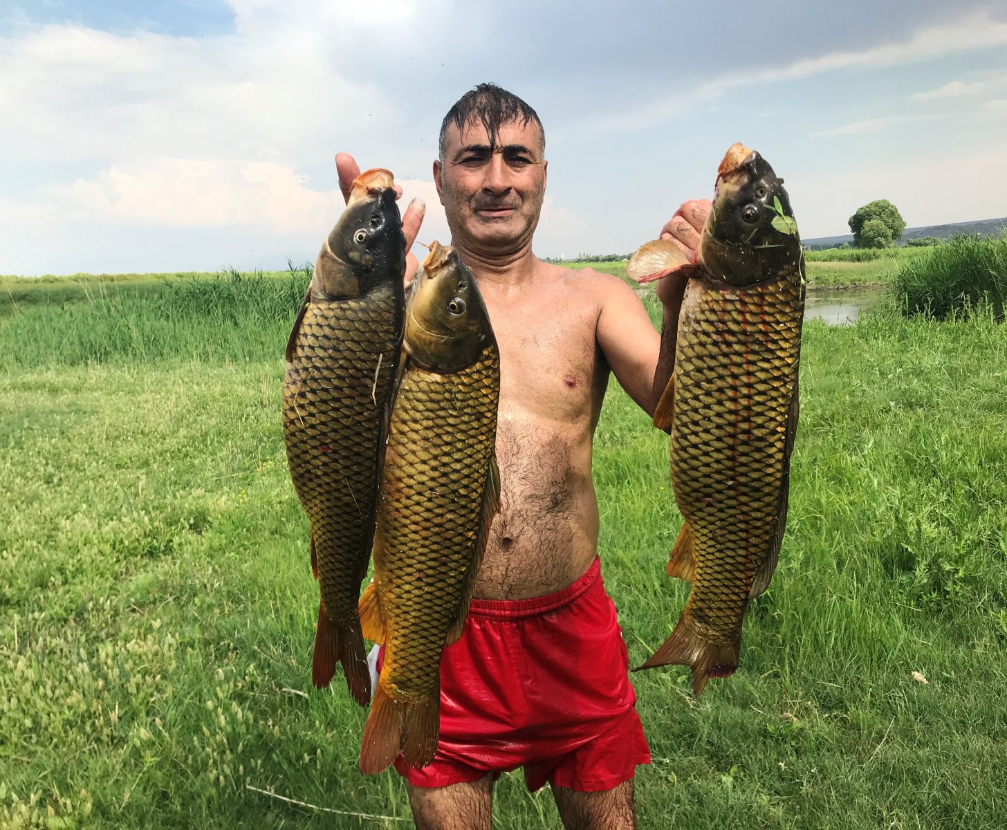 Gören şaşkına dönüyor! Balıkları çıplak elle tutuyor