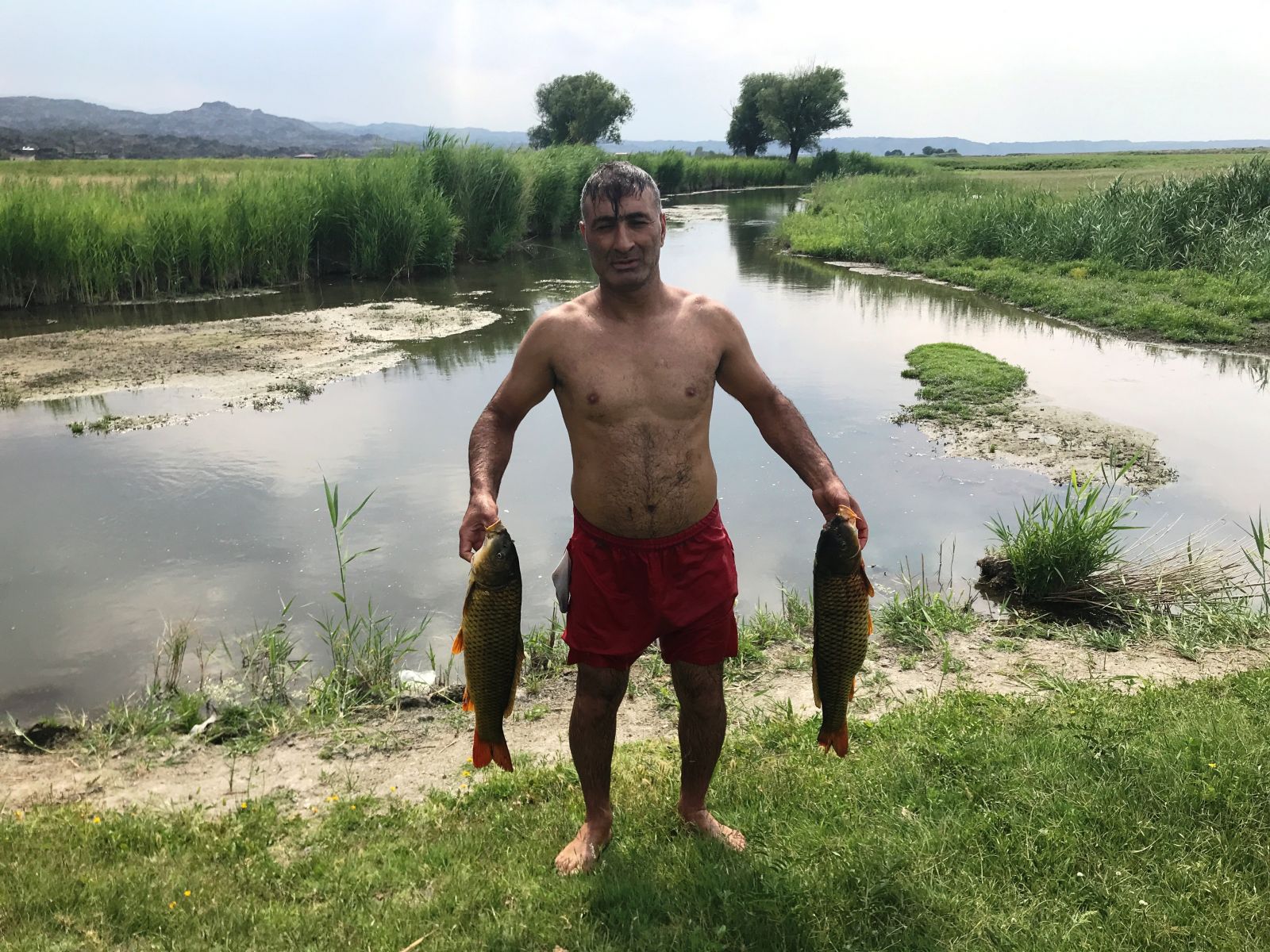 Gören şaşkına dönüyor! Balıkları çıplak elle tutuyor