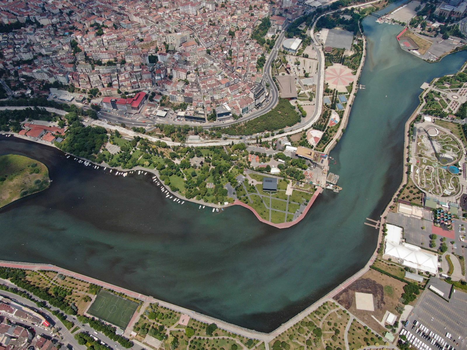 Vatandaşlardan Haliç isyanı! Siyaha bürünen suları havadan görüntülendi