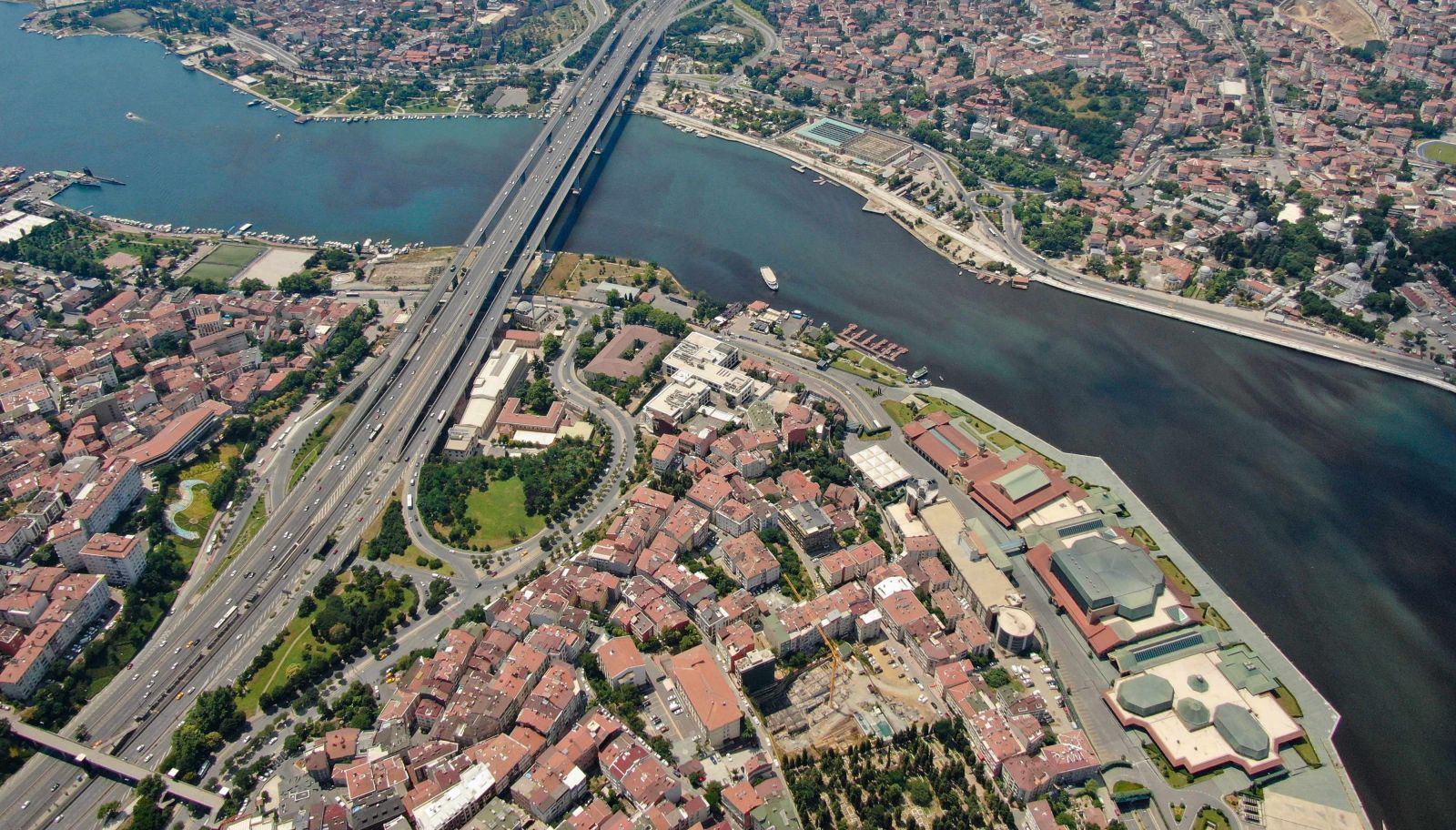 Vatandaşlardan Haliç isyanı! Siyaha bürünen suları havadan görüntülendi