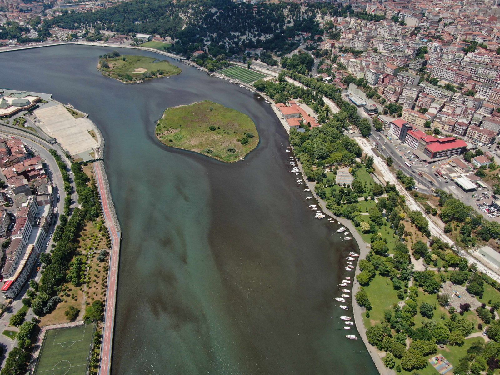 Vatandaşlardan Haliç isyanı! Siyaha bürünen suları havadan görüntülendi