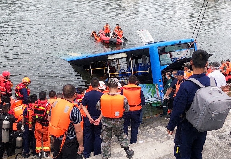 Çin'de öğrencileri taşıyan otobüs gölete düştü: 21 ölü, 15 yaralı