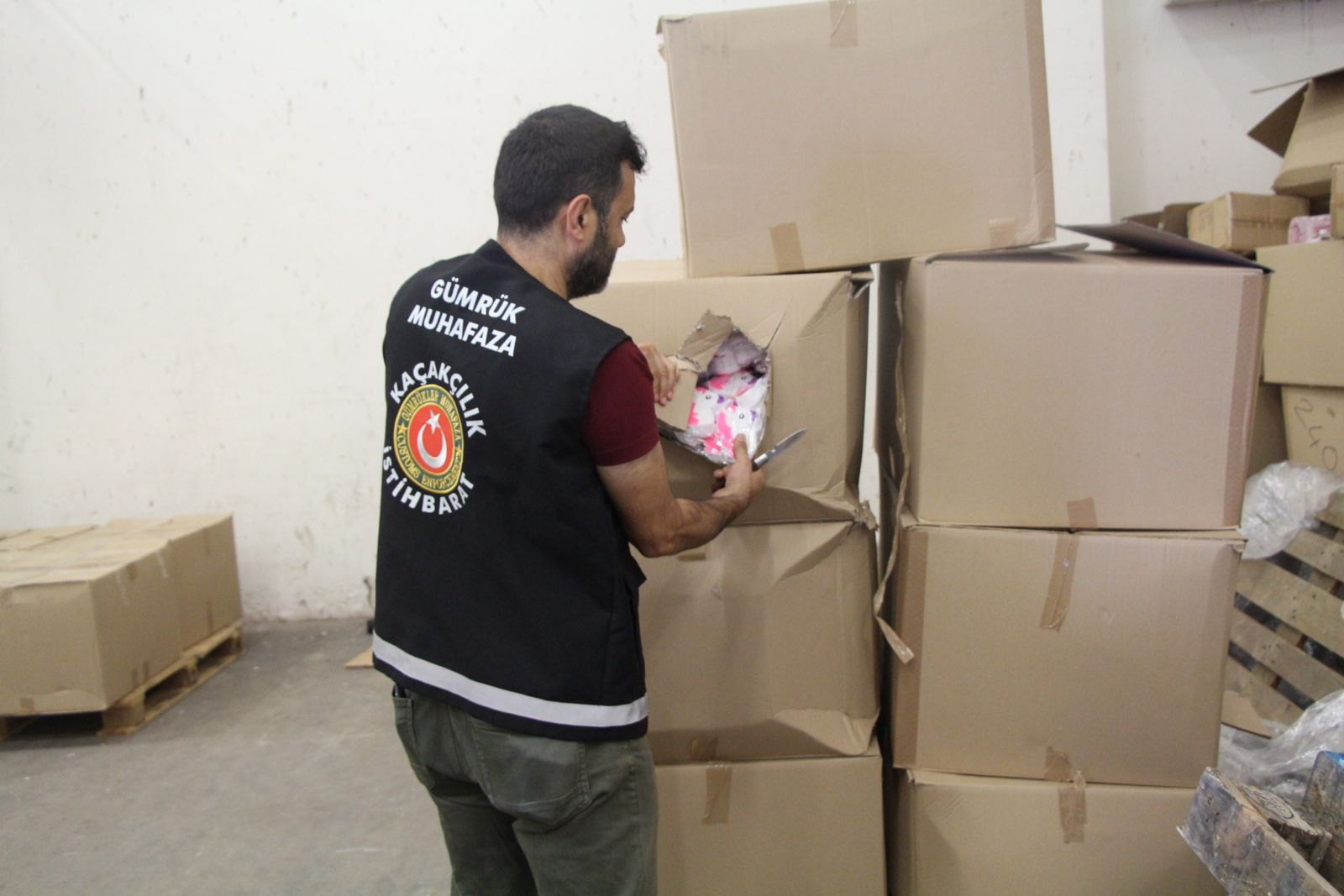 Kapıkule'de on binlerce kaçak ticari eşya ele geçirildi Kapıkule'de on binlerce kaçak ticari eşya ele geçirildi