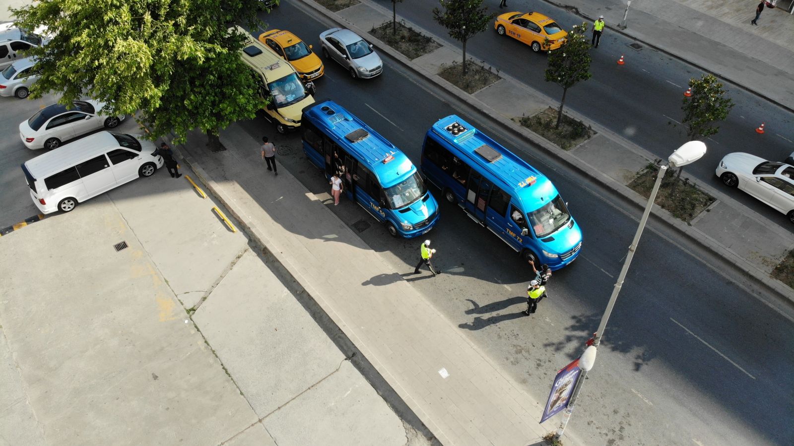 Sosyal mesafesiz yolcu taşımacılığı sürüyor: 12 yerine 37 yolcu çıktı Sosyal mesafesiz yolcu taşımacılığı sürüyor: 12 yerine 37 yolcu çıktı