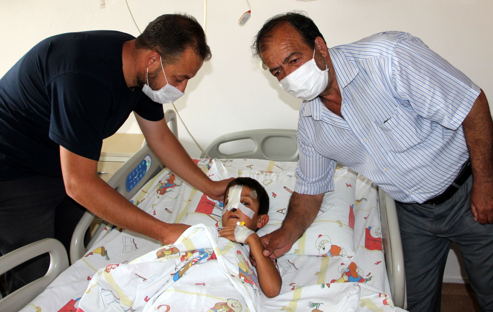 Sokak köpekleri minik Bünyamin'in burnunu kopardı