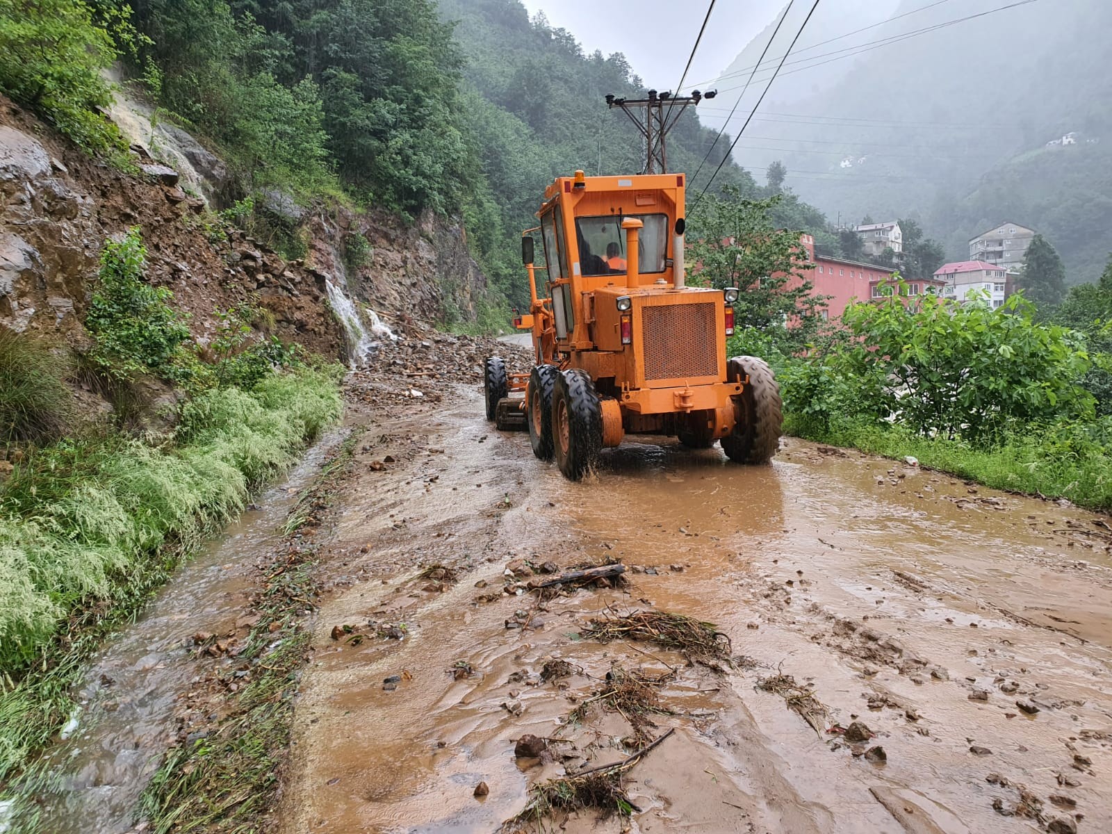 Doğu Karadeniz'de sağanak yağış, sel ve heyelana yol açtı