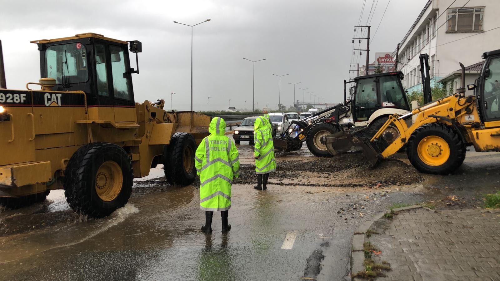 Doğu Karadeniz'de sağanak yağış, sel ve heyelana yol açtı