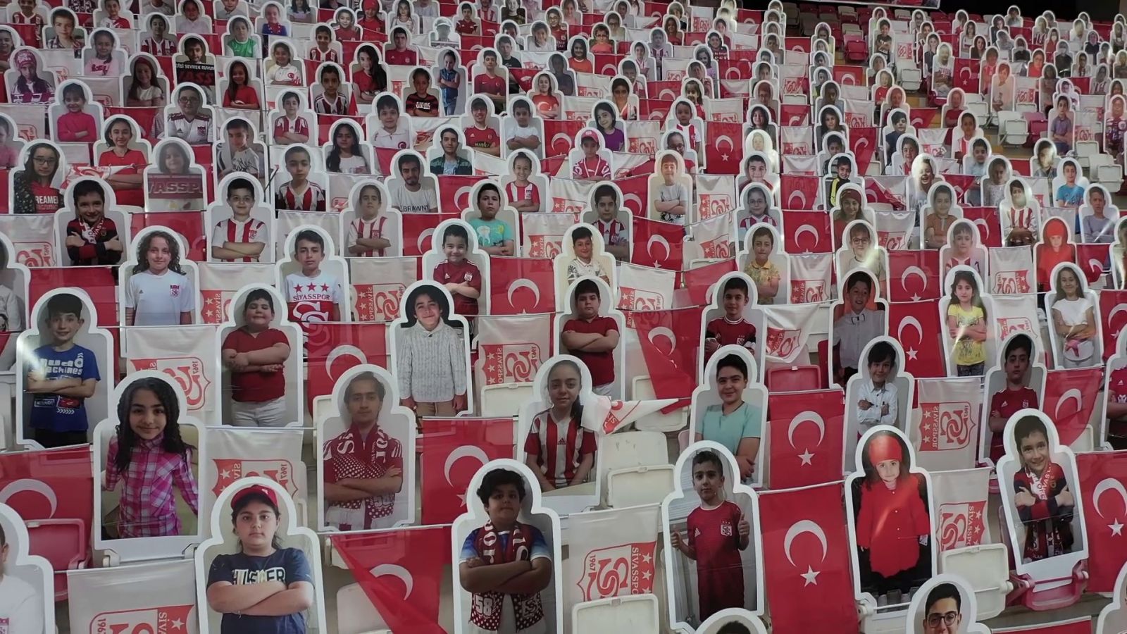 Sivas’ta karton taraftarlara konser