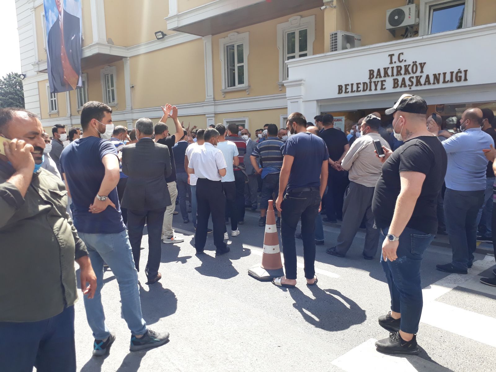 Bakırköy'de pazarcılar kapanan semt pazarı için eylem yaptı