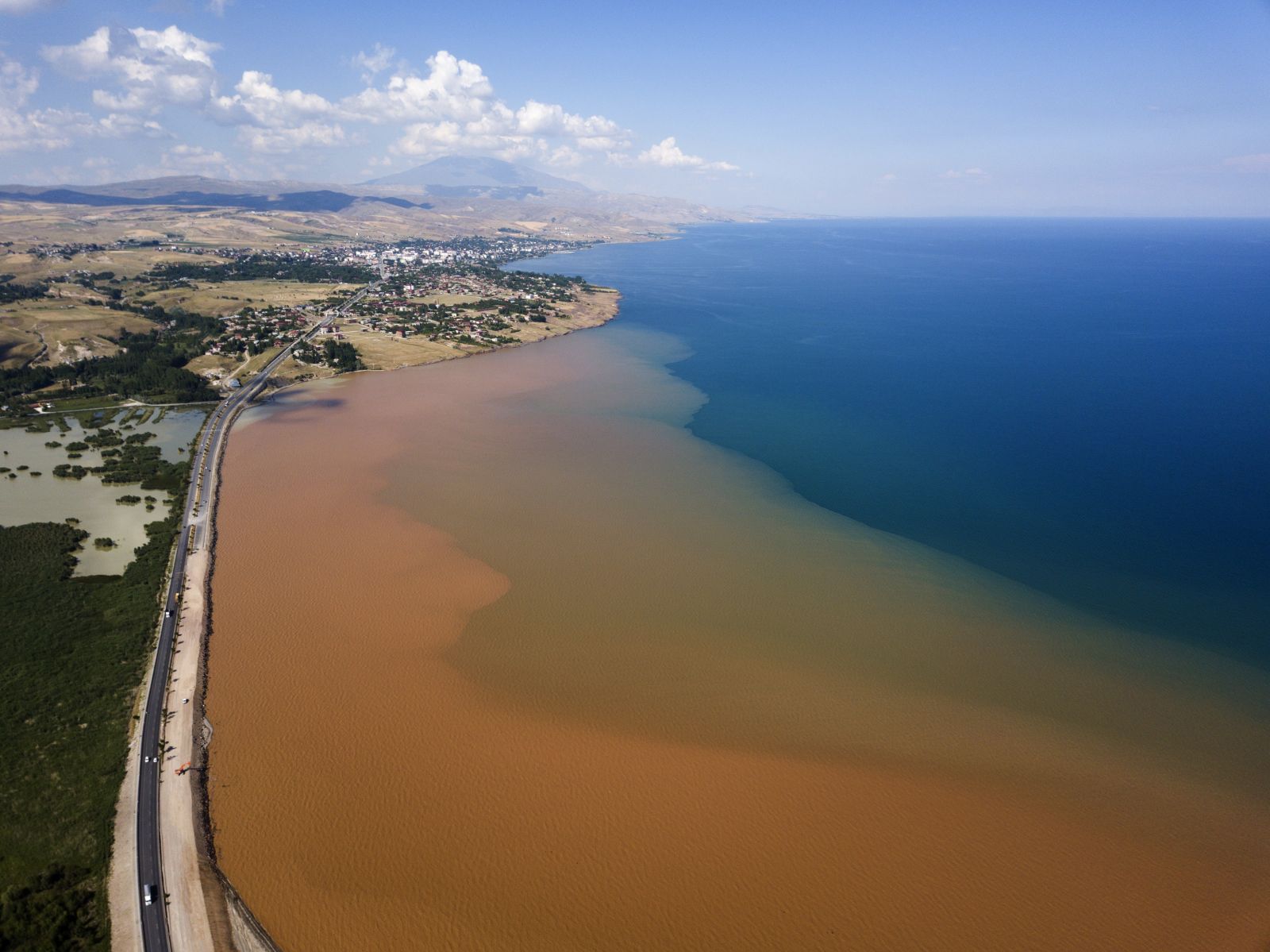 Sel suları Van Gölü’nü kızıla boyadı Sel suları Van Gölü’nü kızıla boyadı