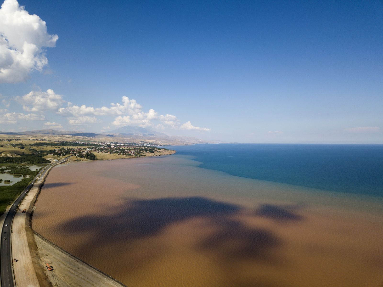 Sel suları Van Gölü’nü kızıla boyadı Sel suları Van Gölü’nü kızıla boyadı