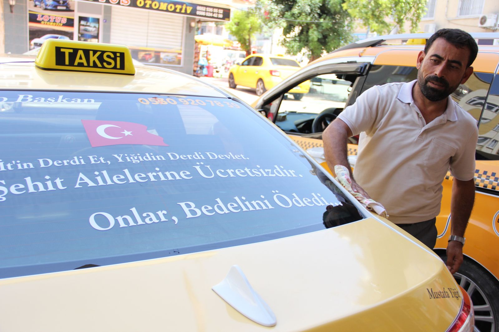 15 Temmuz gecesi nöbet tuttu, şimdi şehit ailelerine ücretsiz hizmet veriyor