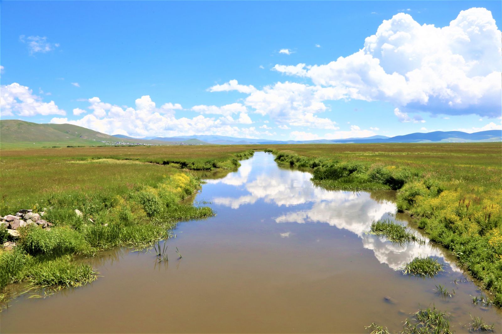 Kura Nehri’nin oluşturduğu menderesler mest ediyor