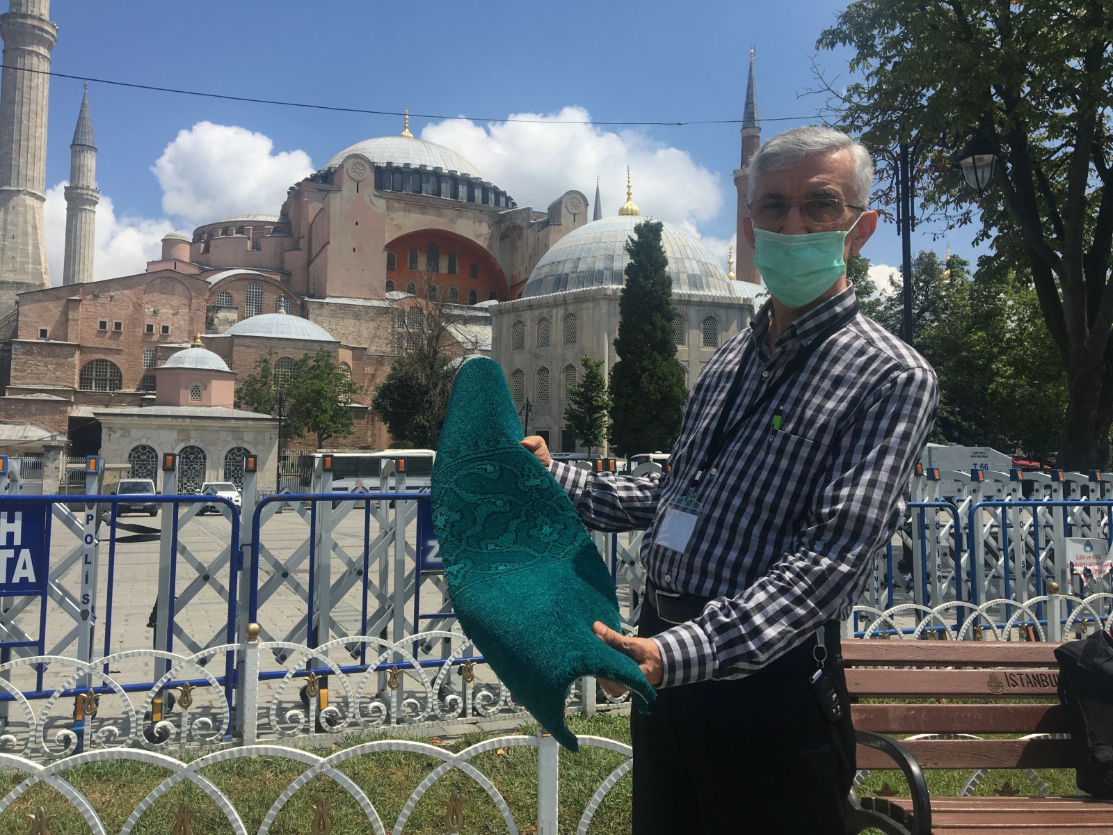 Ayasofya'da geri sayım! Halılar serilmeye başlandı