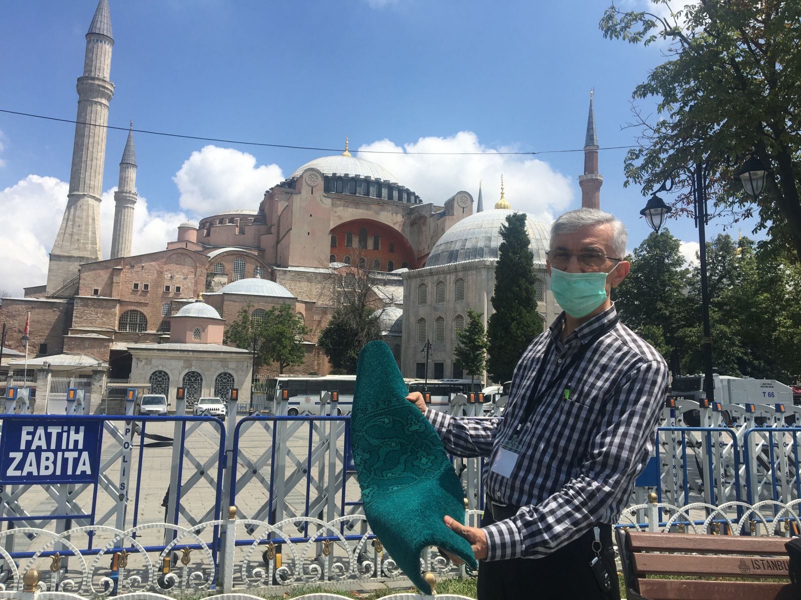 Ayasofya'da geri sayım! Halılar serilmeye başlandı