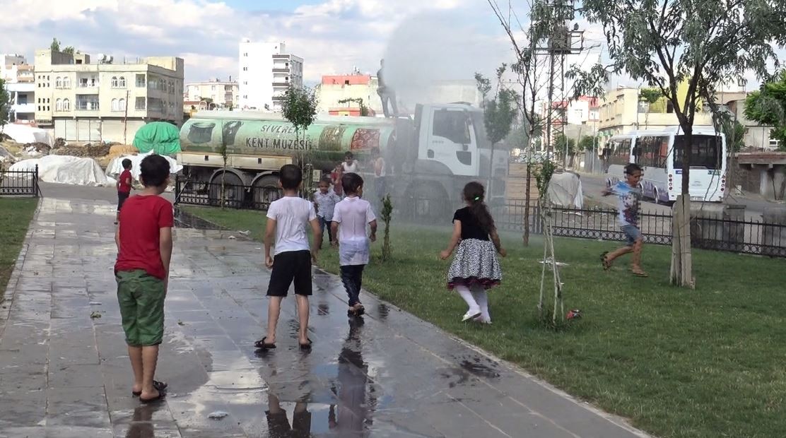 Termometreler 52 dereceyi gösterdi çocuklar sulama aracından sıkılan suyla serinledi